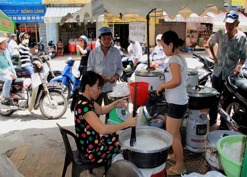 Khách nườm nượp chờ mua cơm trắng ở quán chị Nga trên đường Nguyễn Thông.